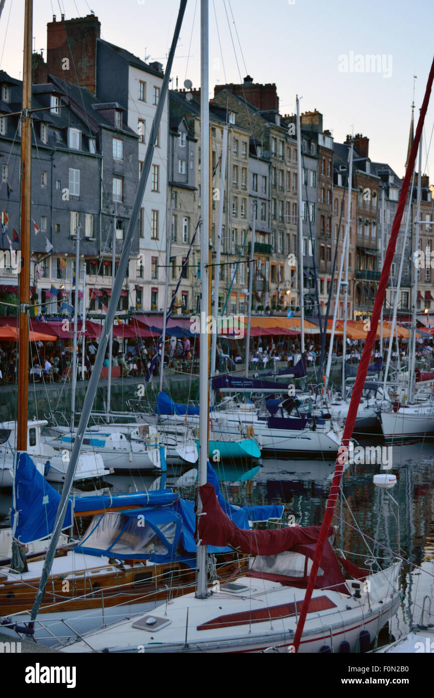 Boote im Hafen von Honfleur Stockfoto