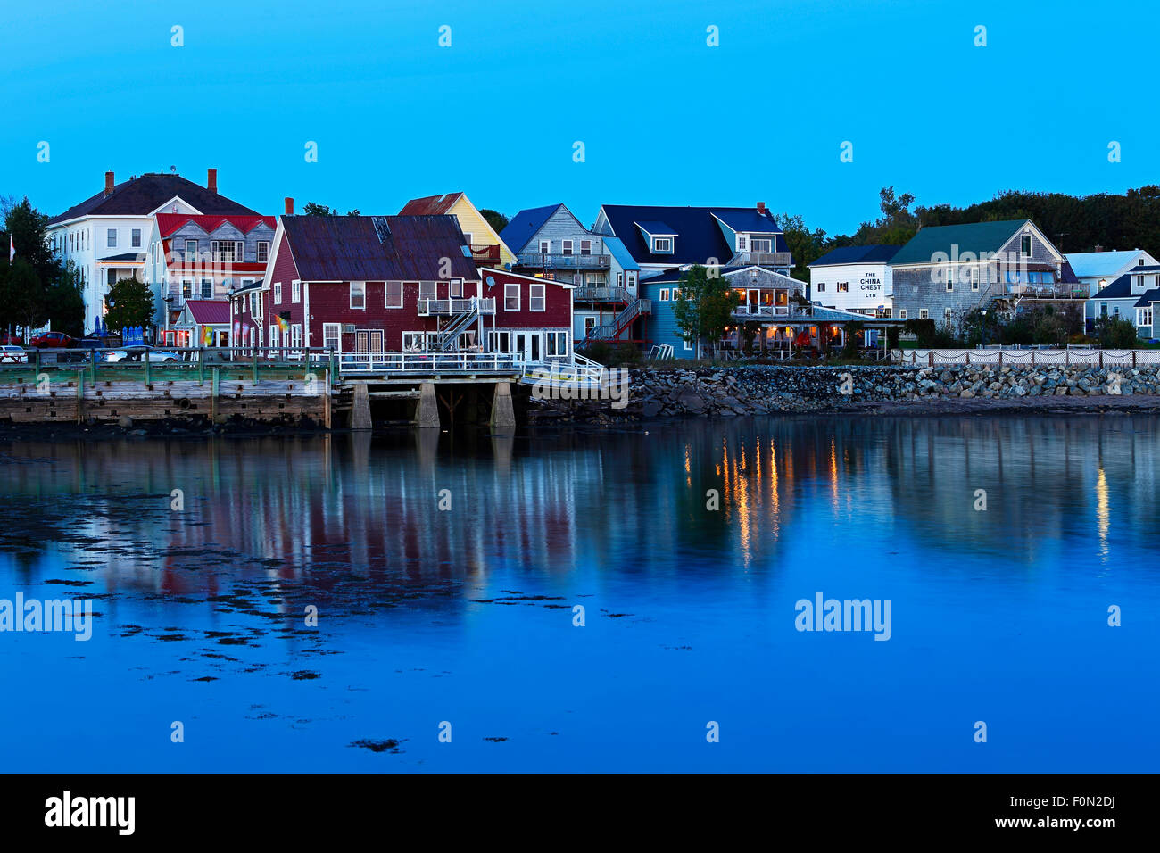 Twilight-Reflexionen von Gebäuden und Lichter am Ufer in Saint Andrews, New Brunswick, Kanada. Stockfoto
