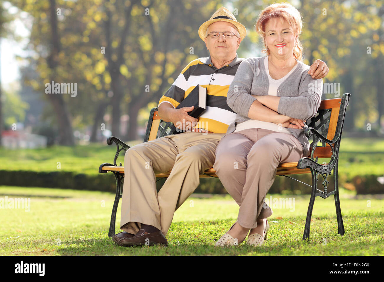 Entspannte älteres Paar genießen einen sonnigen Tag im park Stockfoto