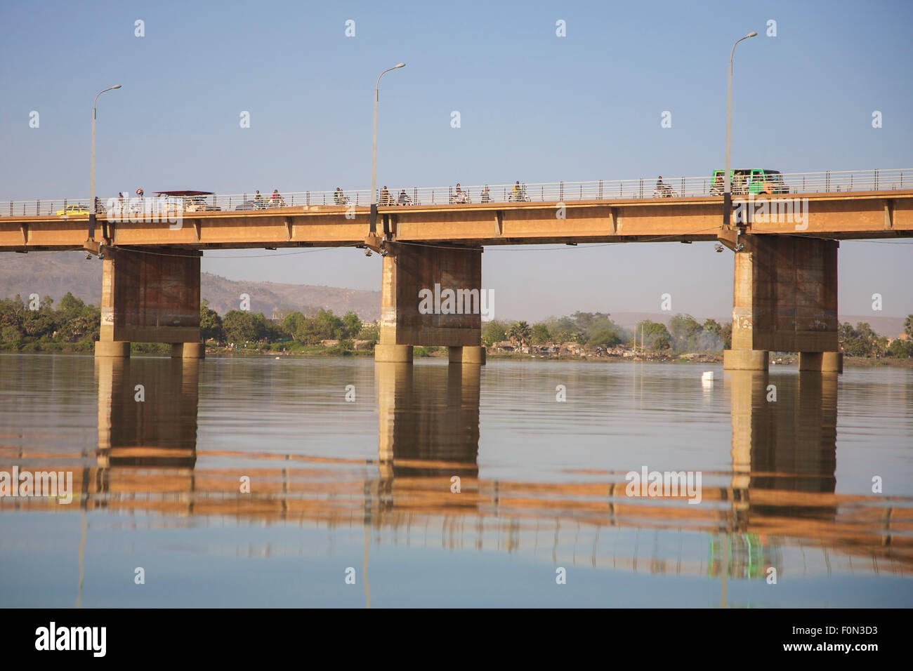 Auf dem Fluss Märtyrer Niger mit einem schönen Sonnenuntergang, Pont des-Brücke in Bamako Stockfoto