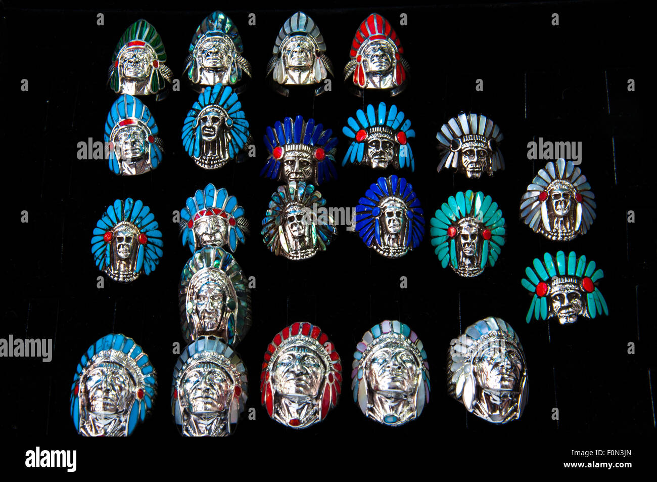 Indian Chief geformt silberne Ringe nebeneinander angeordnet Stockfoto