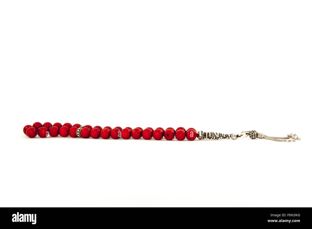 Rote türkische Rosenkranz isoliert auf weiss unter Studiobeleuchtung Stockfoto
