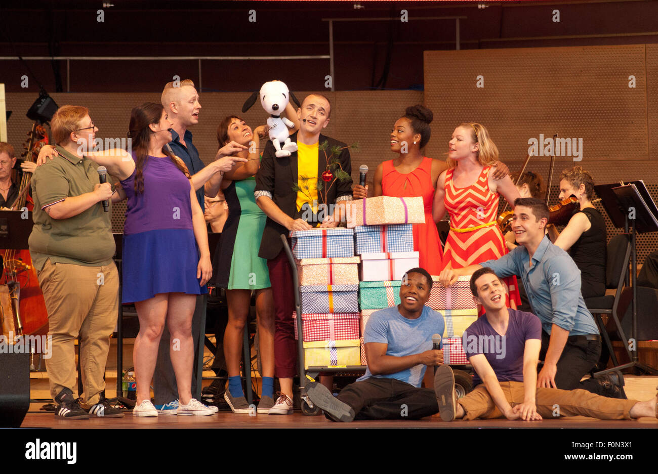 Chicago, IL, USA. 17. August 2015. Sonntag, 17. August, begeisterte Broadway in Chicago das Publikum versammelt im Millennium Park Chicago mit einer Vorschau von 10 Musicals, die in der Windy City spielen wird. Die Aufführungen fanden im Pritzker Pavillion, eine Outdoor-Location im Herzen von Chicago. Janet Davies war Reporter auf ABC-TV der Zeremonienmeister für den Abend. Eine große Leinwand über der Bühne zeigten die live-Performance, so dass Tausende von Theater-Besucher die Show sehen konnte. Nach der Nationalhymne wurde eine Hommage an den Broadway auf Bildschirm, gefolgt von Auftritten f gezeigt. Stockfoto