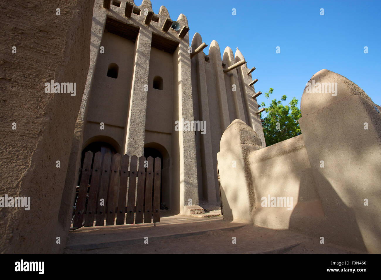 Die große Moschee in Mopti, gebaut aus Schlamm. Mali, Westafrika. Stockfoto