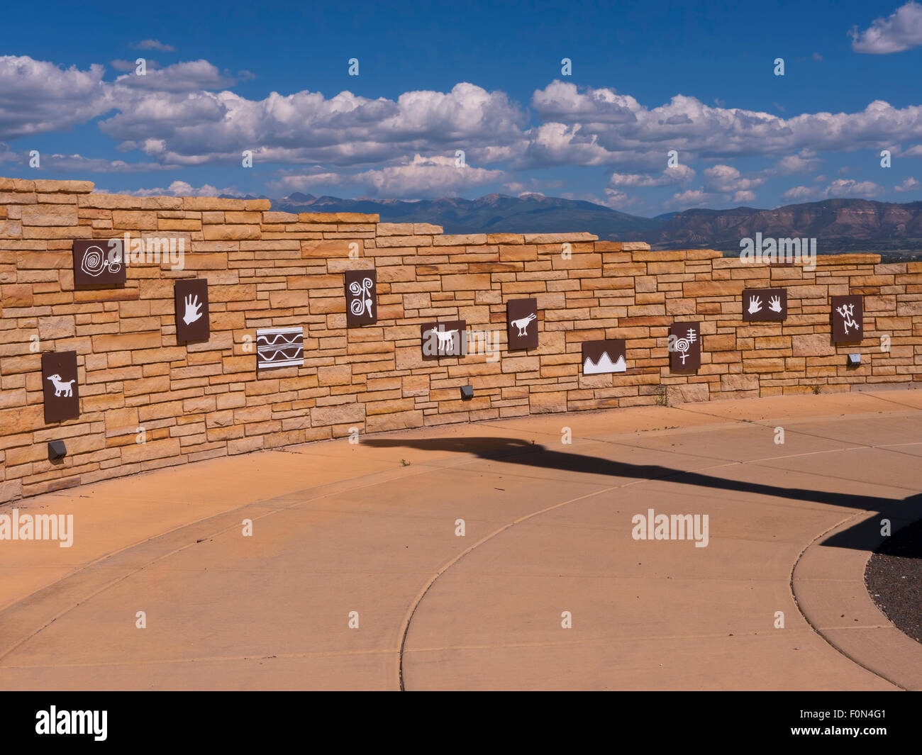 Denkmal und Statue an die Klippe Wohnung-Indianer im Mesa Verde Nationalpark Colorado USA. Stockfoto