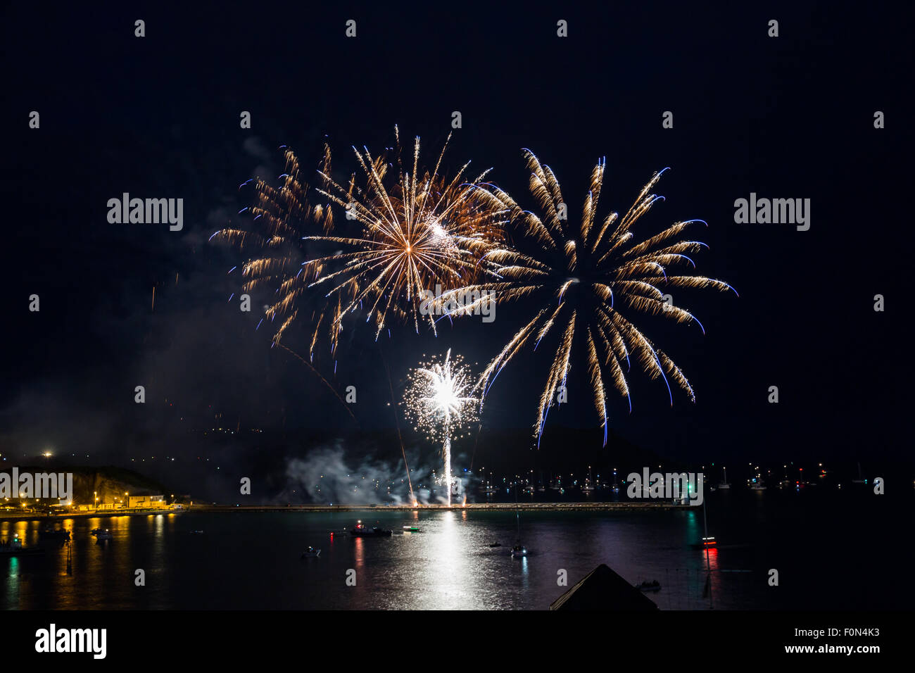 Plymouth, UK. 18. August 2015. Phoenix-Feuerwerk auf der britischen Feuerwerk Championships 2015. Blues und Goldtöne erleuchten den Himmel. Das Display wurde von Mark Friel entworfen. Bildnachweis: Anna Stevenson/Alamy Live-Nachrichten Stockfoto