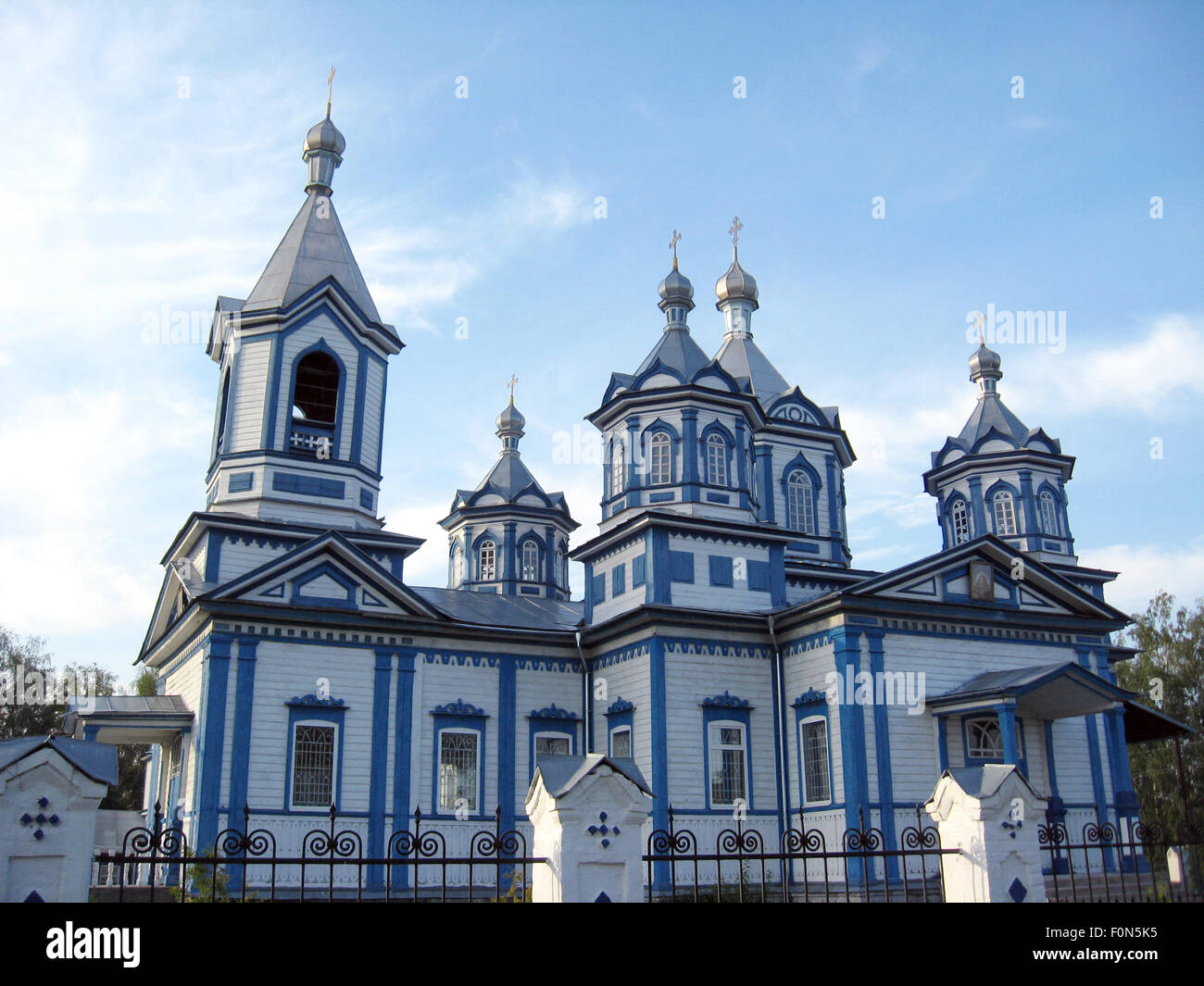 Schönen slawischen Kirche mit schöner Architektur und blauer Himmel Stockfoto