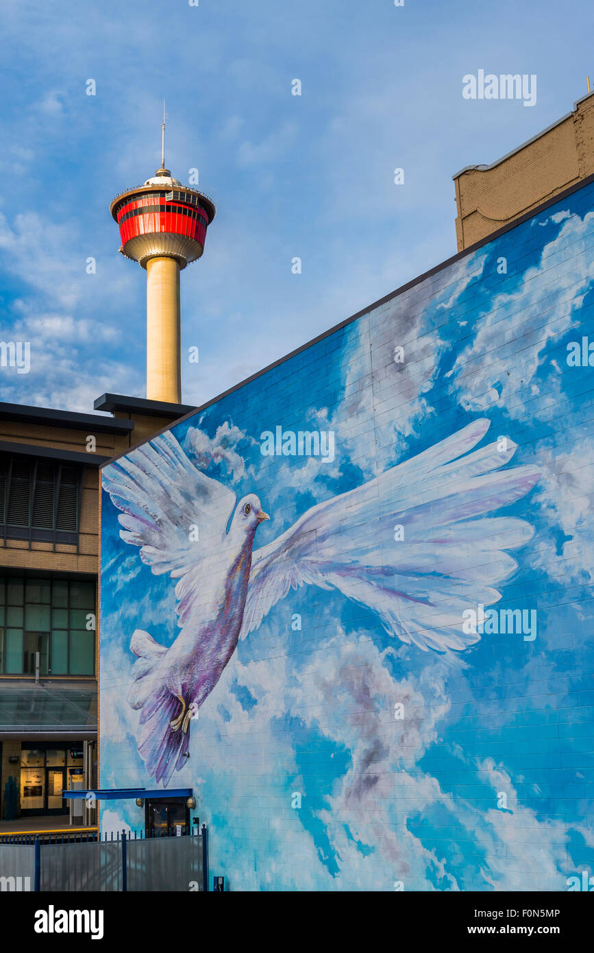 Dove Wandbild und dem Calgary Tower, Calgary, Alberta, Kanada Stockfoto