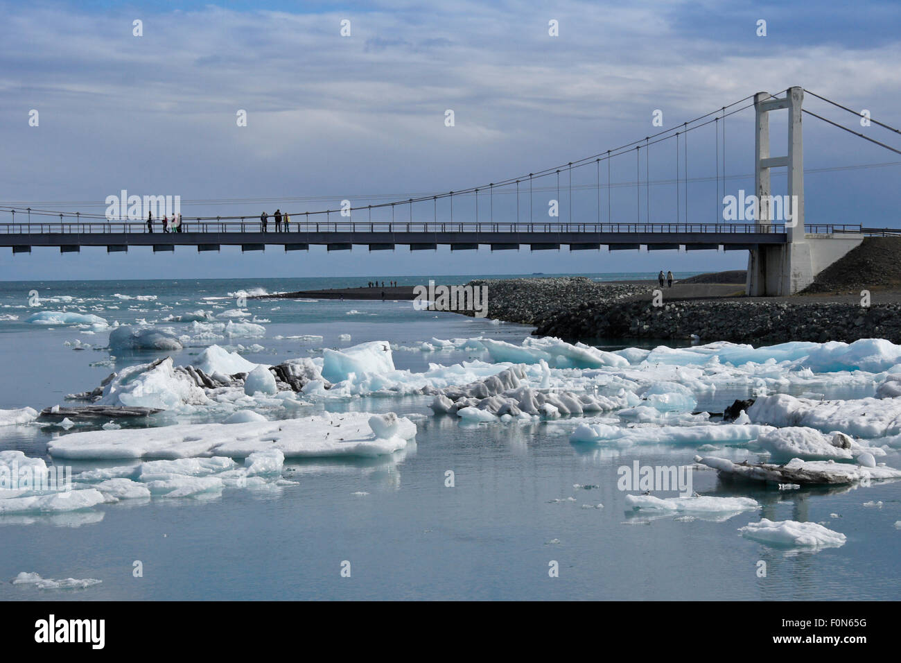 Brücke über den Fluss Jökulsá am Jökulsárlón, Süden Islands Stockfoto