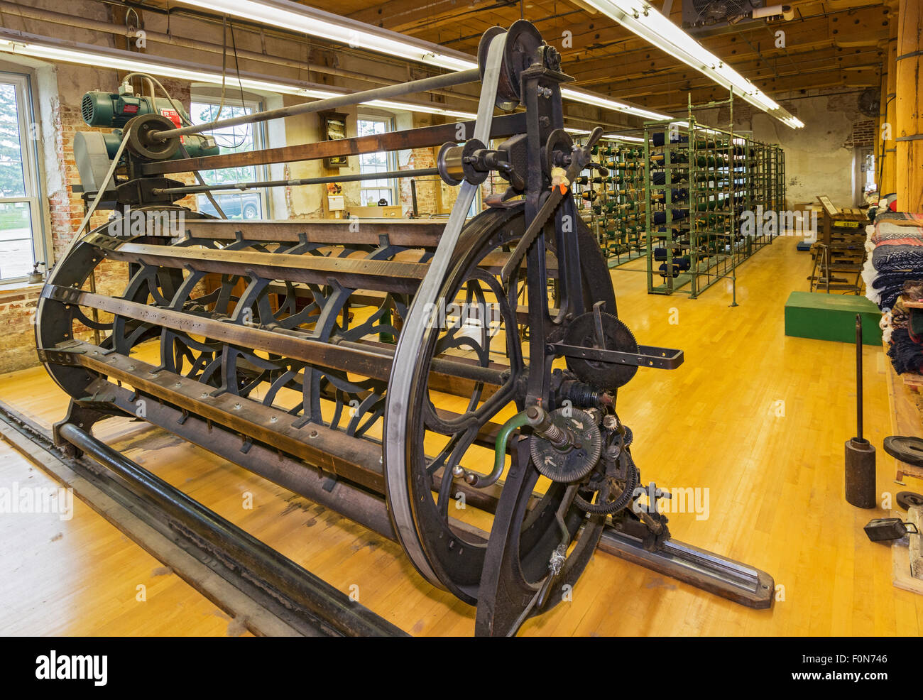 Iowa, Amana Colonies, Amana Woolen Mill, verziehen reel patentierte 1886 verziehen Gatter im Hintergrund Stockfoto