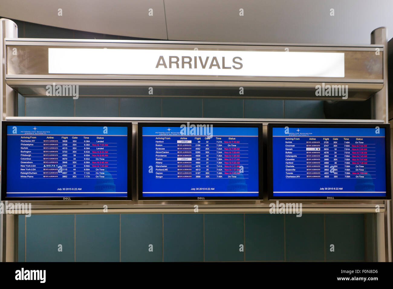 Ankunft Flug Display Informationstafel an Ronald Reagan Washington National Airport - USA Stockfoto