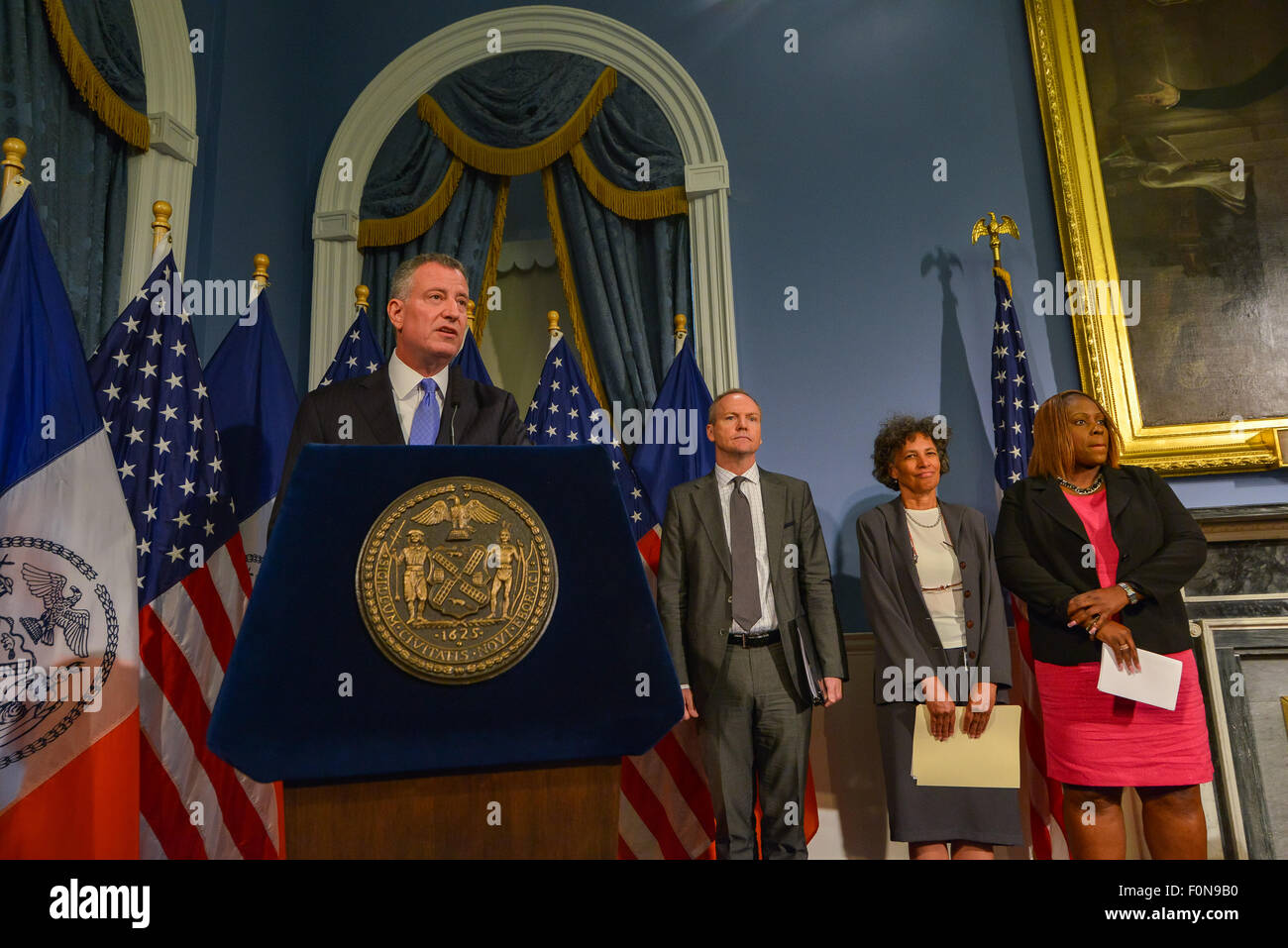 (Von links): Bürgermeister Bill de Basio, DOB Kommissar Rick Chandler, DOHMH Botschafter Dr. Mary Bassett und NYC Rat Mitglied Vanessa Gibson in einer vor Unterzeichnung Mitteilung an die Presse im Blue Room City Hall teilnehmen. Bürgermeister Bill de Blasio unterzeichnet in ein Gesetz die NYC Rat Gesetzgebung unter dem Titel Intro. 866 erfordern die Inspektion und regelmäßige Sterilisation alle Kühltürme an Gebäuden in der ganzen Stadt, eine Maßnahme zur Verringerung des Risikos von der Art der Verunreinigung verursacht, die der jüngsten Legionär-Krankheit-Ausbruches. (Foto von Albin Lohr-Jones/Pacific Press) Stockfoto