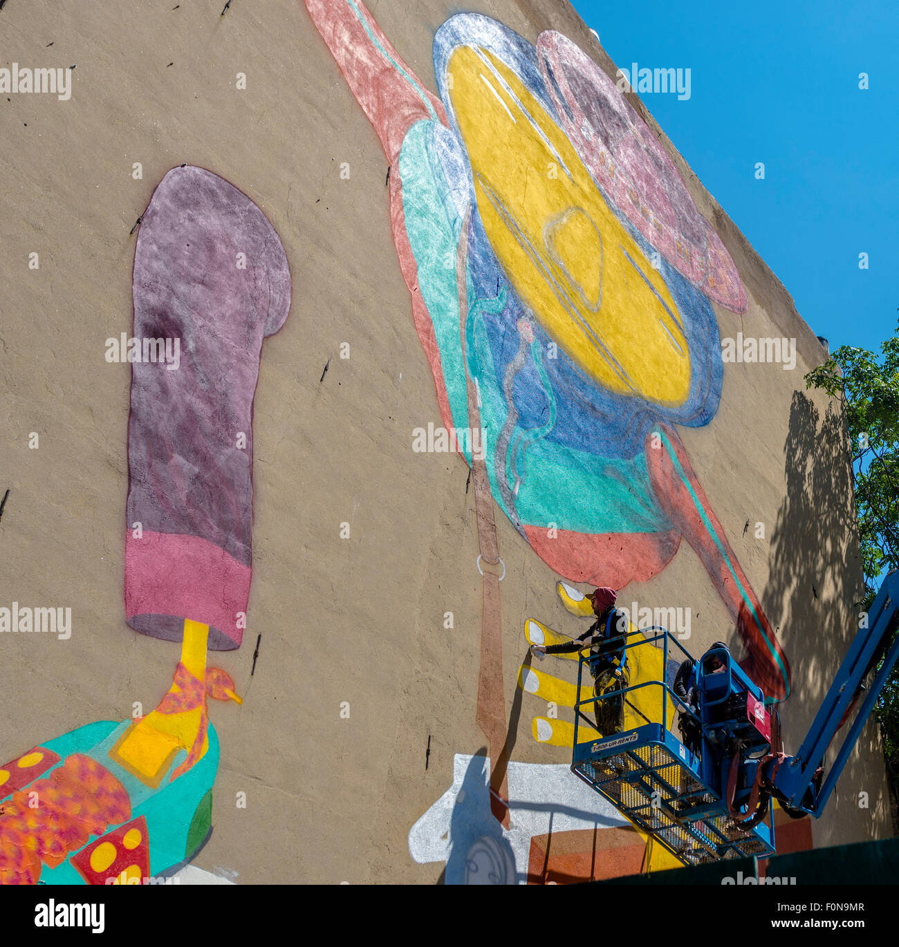 New York, NY - 14August 2015 - ein Work In Progress - brasilianische Twin Straßenkünstler Os Gemeos erstellen eine 6 Geschichte Wandbild im Stadtteil East Village von Manhattan Stockfoto