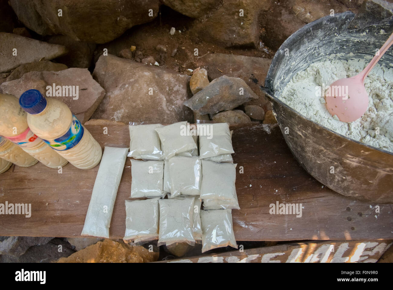 Pakete mit Schwefelpulver, von denen angenommen wird, dass es heilende Wirkungen auf die Hautpflege hat, werden in einem Geschäft in der Nähe einer heißen Quelle in Lampung, Indonesien, verkauft. Stockfoto