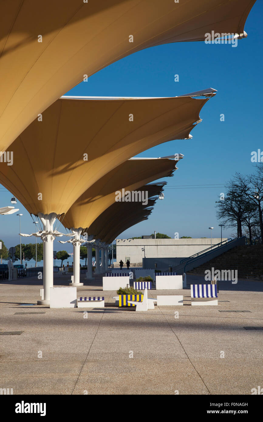 Heiße Sommer unter einem Sonnenschirm am ehemaligen Gelände der Expo 98, heutigen Park der Nation statt in Lissabon, Portugal Stockfoto