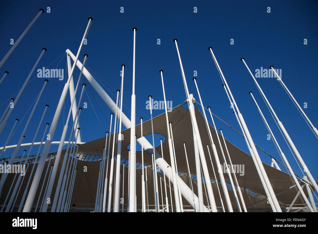 Detail der leeren Unterstützung Fahnen und moderne Architektur in der Ausstellungshalle am Expo Lissabon, Portugal Stockfoto