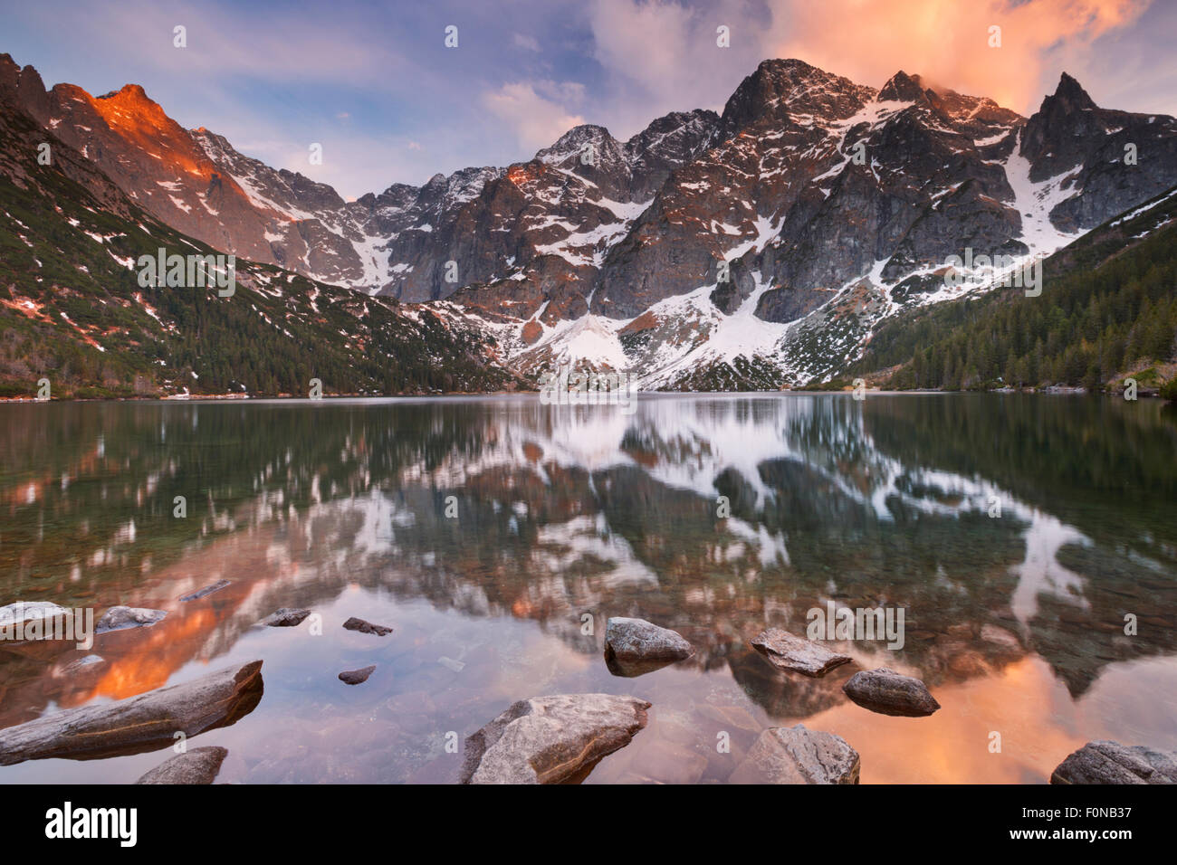 Der Bergsee Morskie Oko in der hohen Tatra in Polen, bei Sonnenuntergang fotografiert. Stockfoto