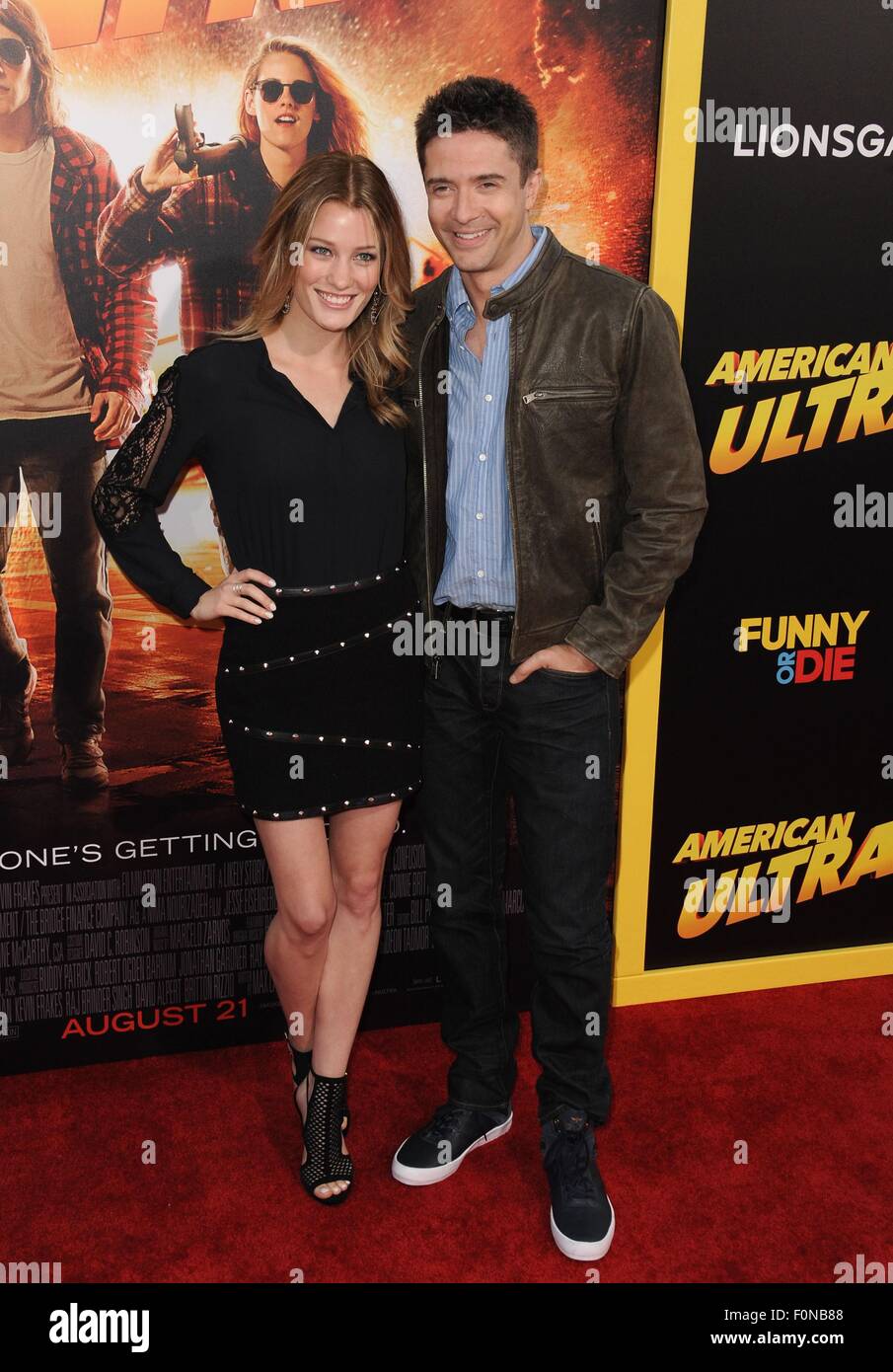 Los Angeles, CA, USA. 18. August 2015. Ashley Hinshaw, Topher Grace im Ankunftsbereich für amerikanische ULTRA Premiere, The Ace Hotel Downtown, Los Angeles, CA 18. August 2015. Bildnachweis: Dee Cercone/Everett Collection/Alamy Live-Nachrichten Stockfoto