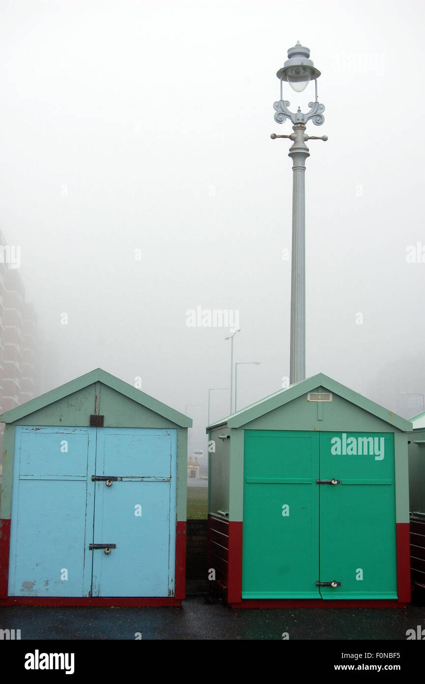 Zwei Hove Strandhütten an einem nebeligen Tag Stockfoto