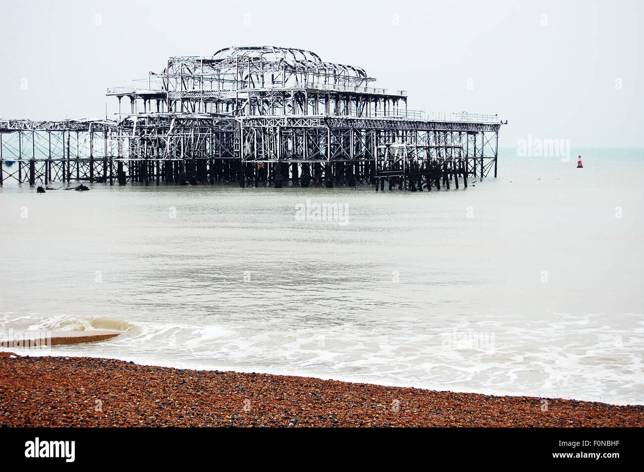 Der West Pier in Brighton im Schnee Stockfoto