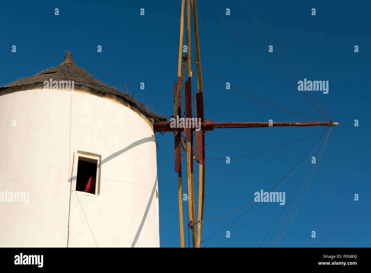 Nahaufnahme der Windmühle in Oia, Santorini, Griechenland Stockfoto