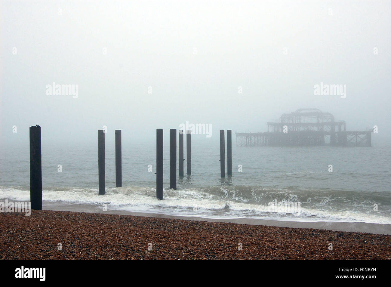 Der West Pier am Strand von Brighton in Brighton uk an nebeligen Tag Stockfoto