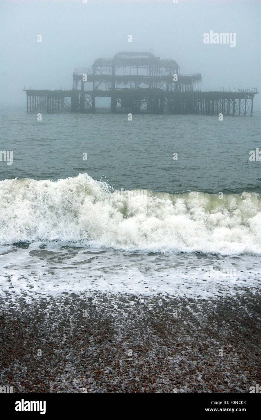 Der West Pier am Strand von Brighton in Brighton uk an nebeligen Tag Stockfoto
