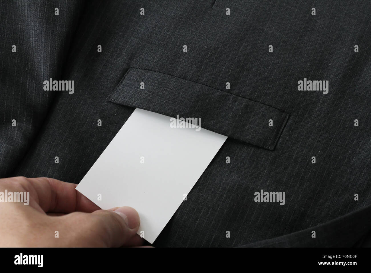 Leere Unternehmensidentität Paket Visitenkarte mit dunklen grauen Anzug Hintergrund. Stockfoto