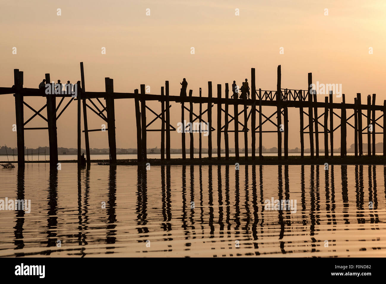 Menschen zu Fuß auf die U Bein Brücke, Taungthaman-See, Hintergrundbeleuchtung, Abendlicht, Sonnenuntergang, Amarapurna, Division Mandalay, Myanmar Stockfoto
