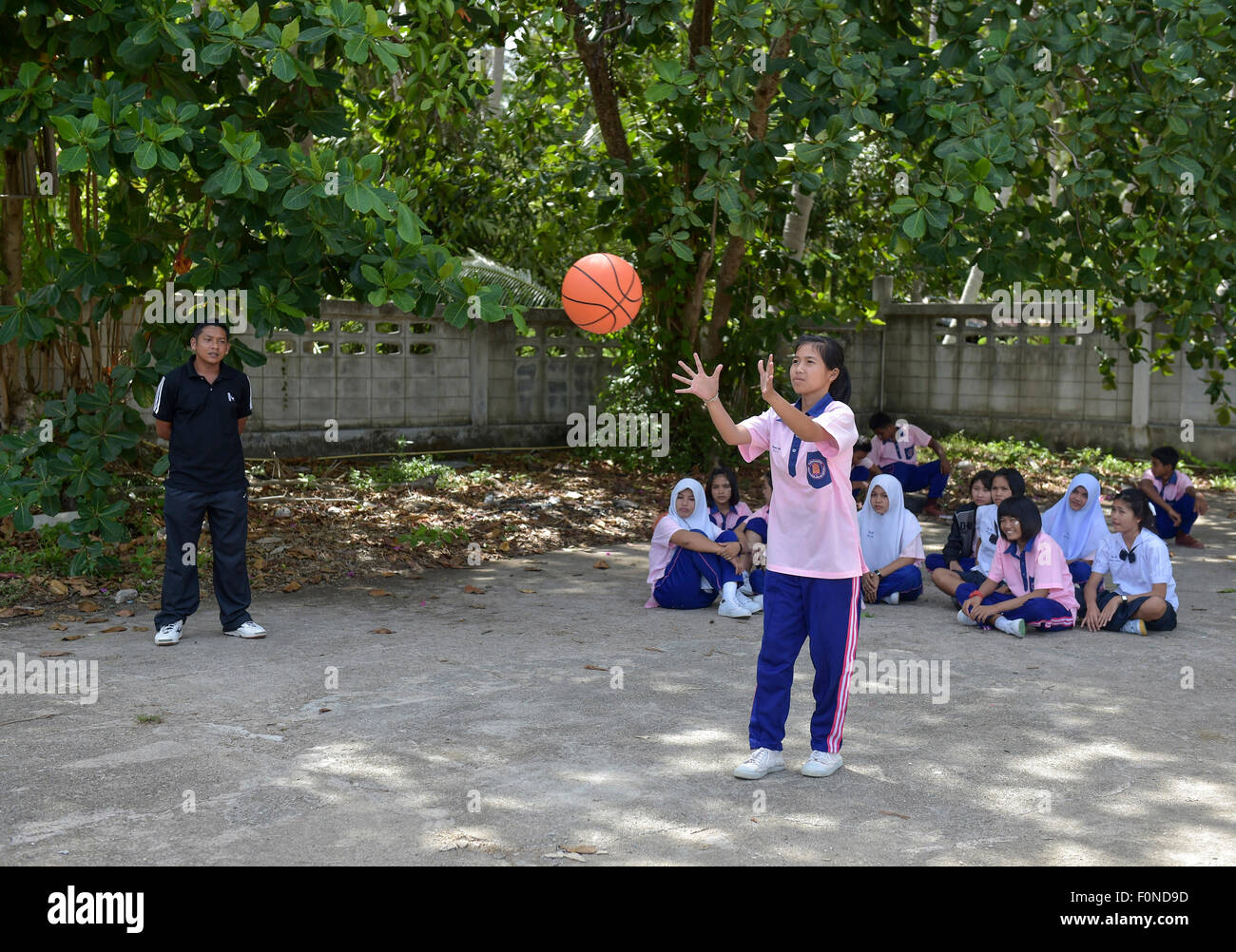 Physical Education, Student einen Ball fängt Ko Samui, Thailand Stockfoto