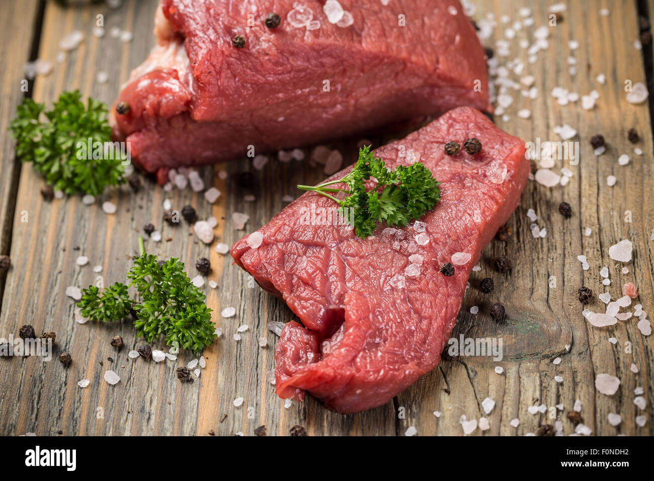 Frisches rohes Rindfleisch Slice auf hölzernen Hintergrund Stockfoto