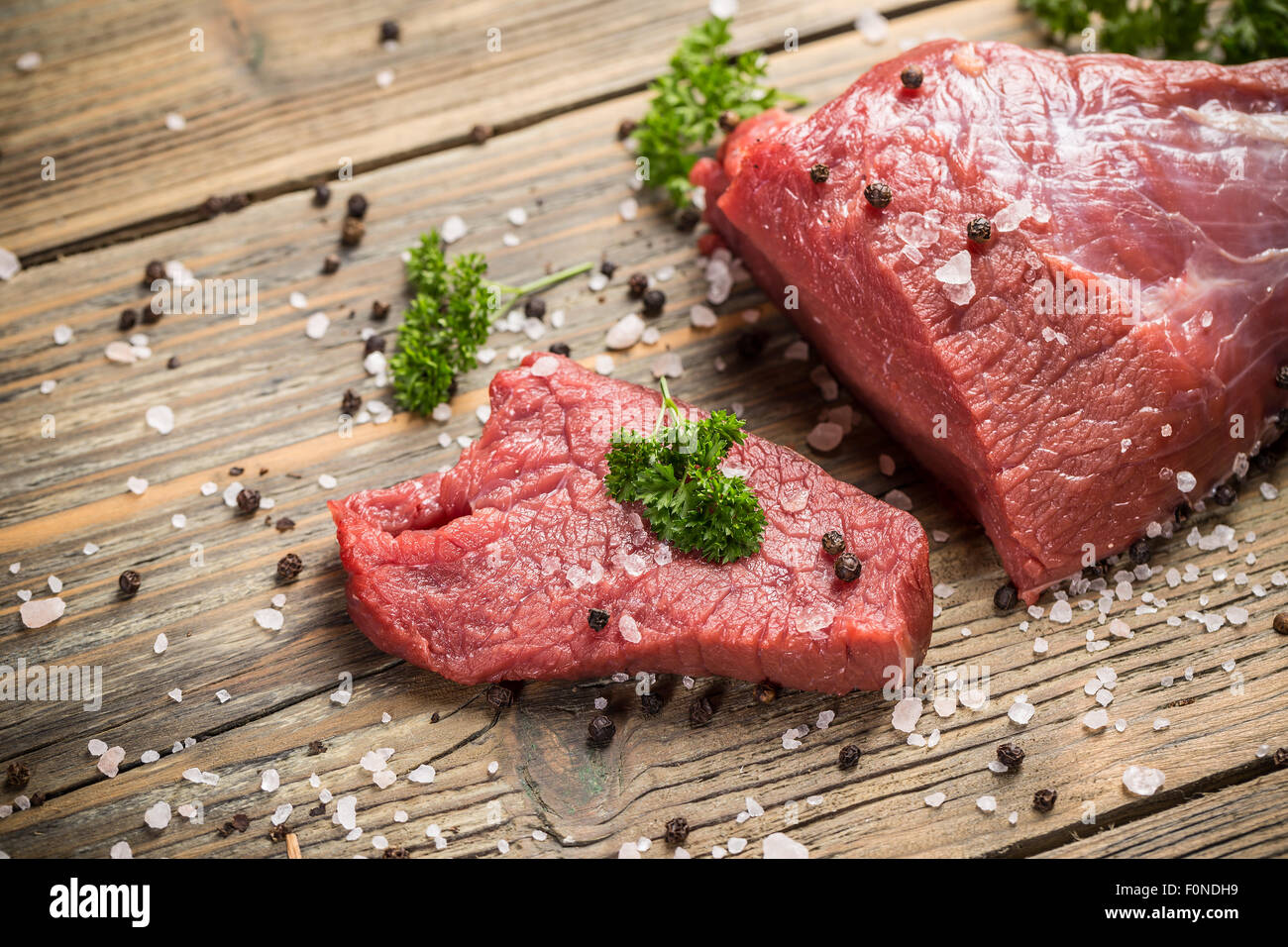 Rohe Rindfleisch Slice auf hölzernen Hintergrund Stockfoto