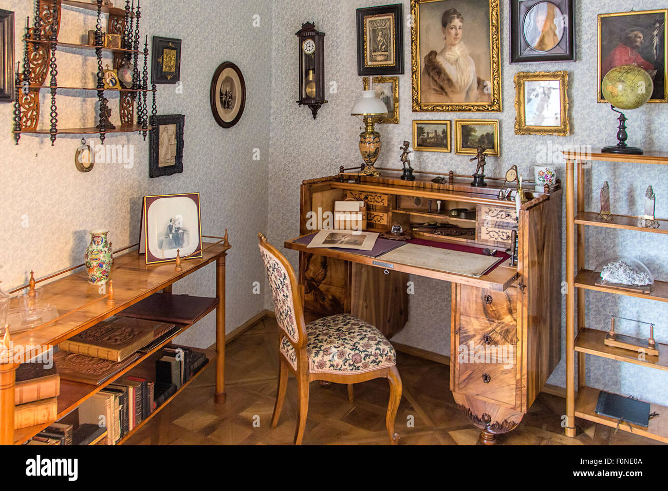 Schloss Rozumberk (südlich von Prag), Tschechien - 2. August 2015: die Studien- oder Zimmer im klassischen Biedermeier Stil inter Stockfoto