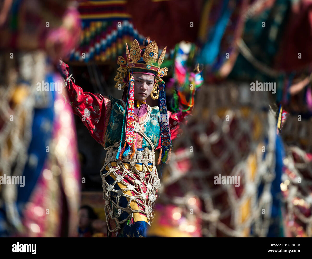 Tanz der sechzehn Feen auf religiöses Fest Paro Bhutan Stockfoto