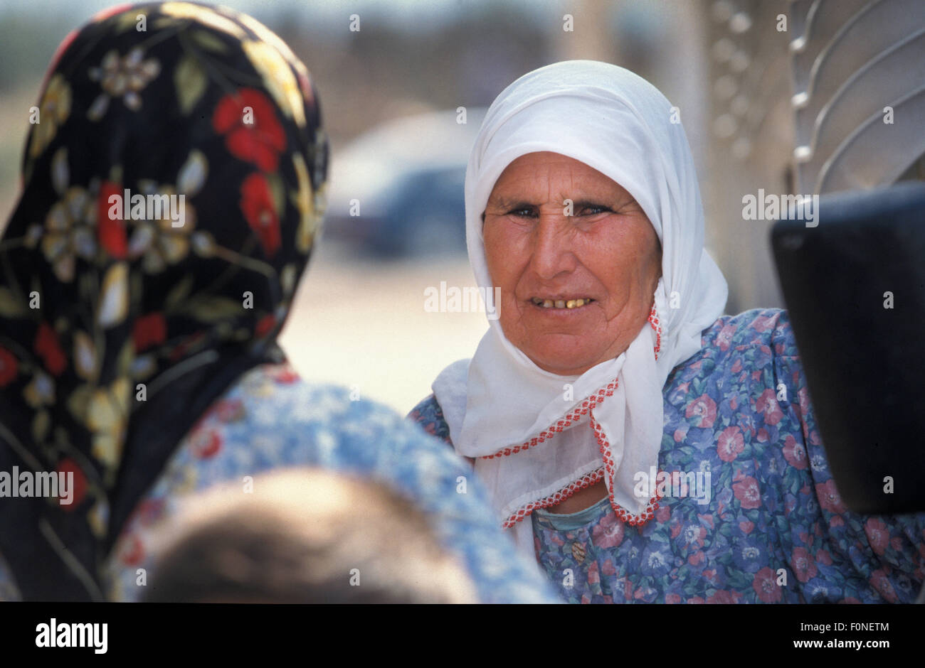 Türkin mit Kopftuch in der Türkei Stockfotografie - Alamy