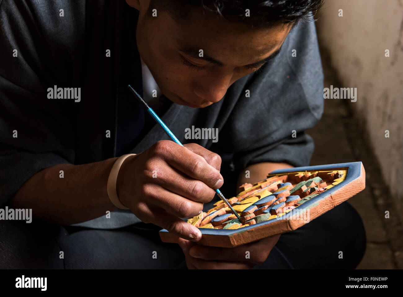 Junger Mann Malerei Holzplatte Choki traditionelle Kunstschule Kabesa Thimpu (Hauptstadt) Bhutan Stockfoto