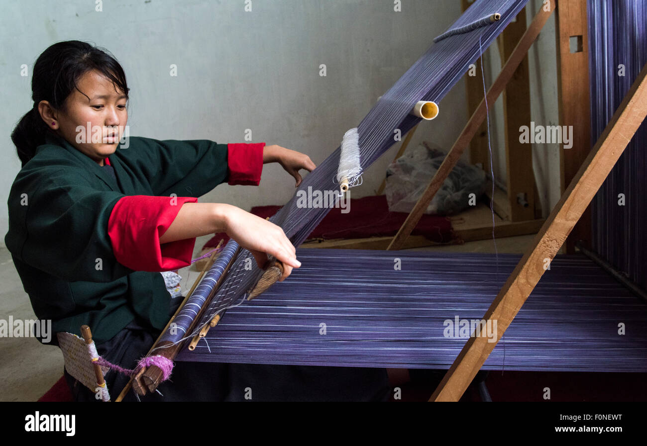 Junge Frau weben Tapete zum Choki traditionelle Kunstschule Kabesa Thimpu (Hauptstadt) Bhutan Stockfoto