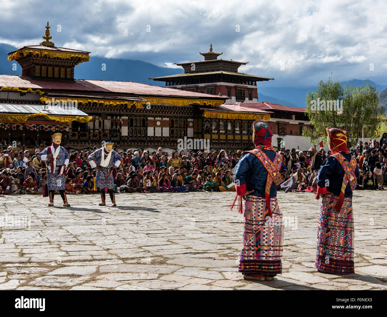 Tanz der Adligen und Damen (Phole Mole) an religiöses Fest Paro Bhutan Stockfoto