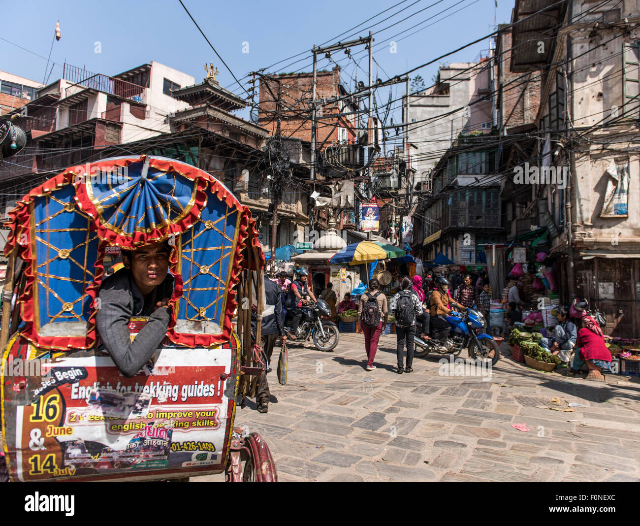 Überfüllte Straßen und Rikscha-Kathmandu-Nepal Stockfoto