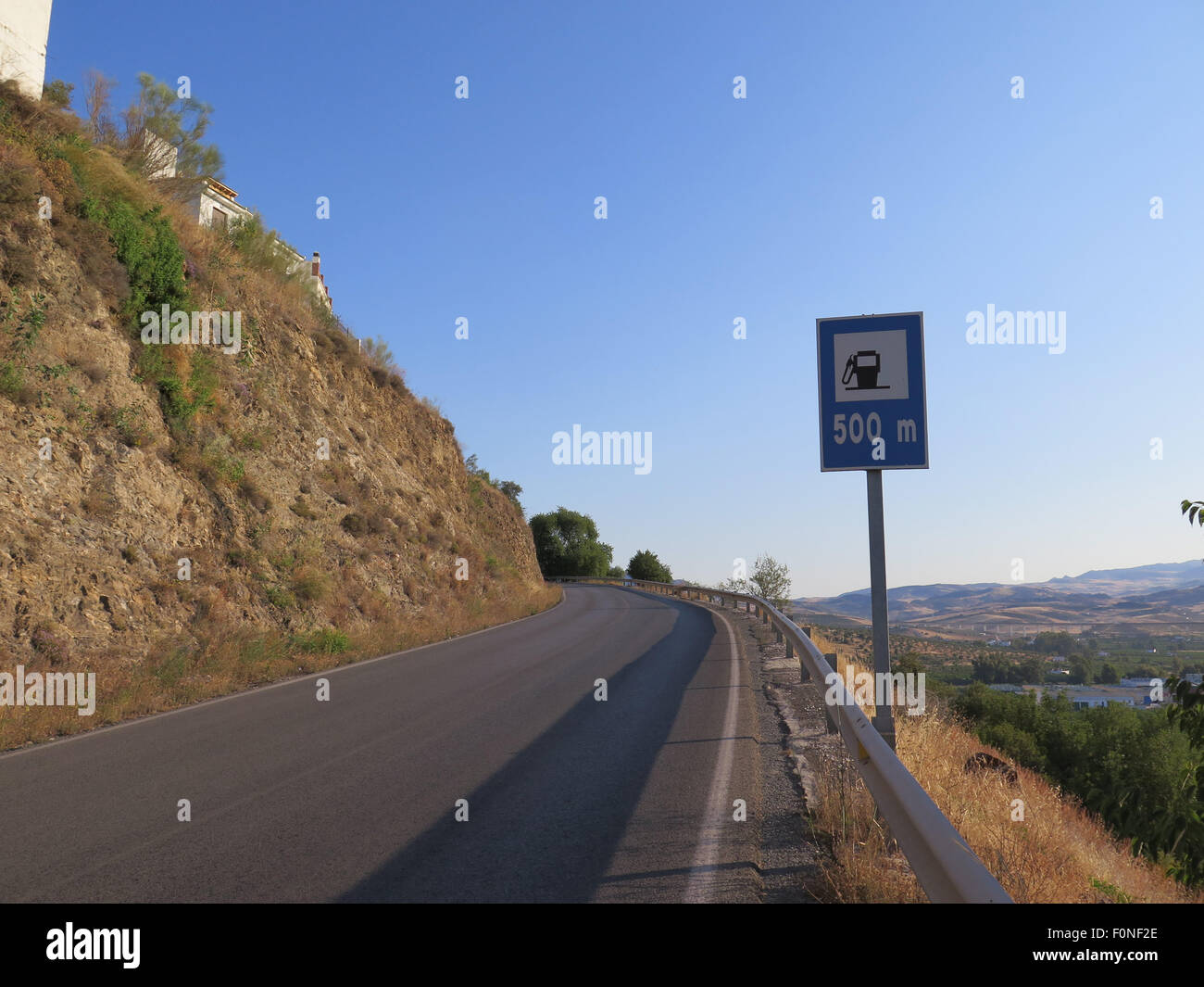 Harter Weg zur Tankstelle in Alora, Guadalhorce Valley, Andalusien Stockfoto