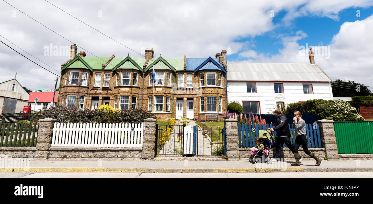 Familie gehen auf Straße Stanley oder Port Stanley, Hauptstadt des Vereinigten Königreichs Falkland-Inseln Stockfoto