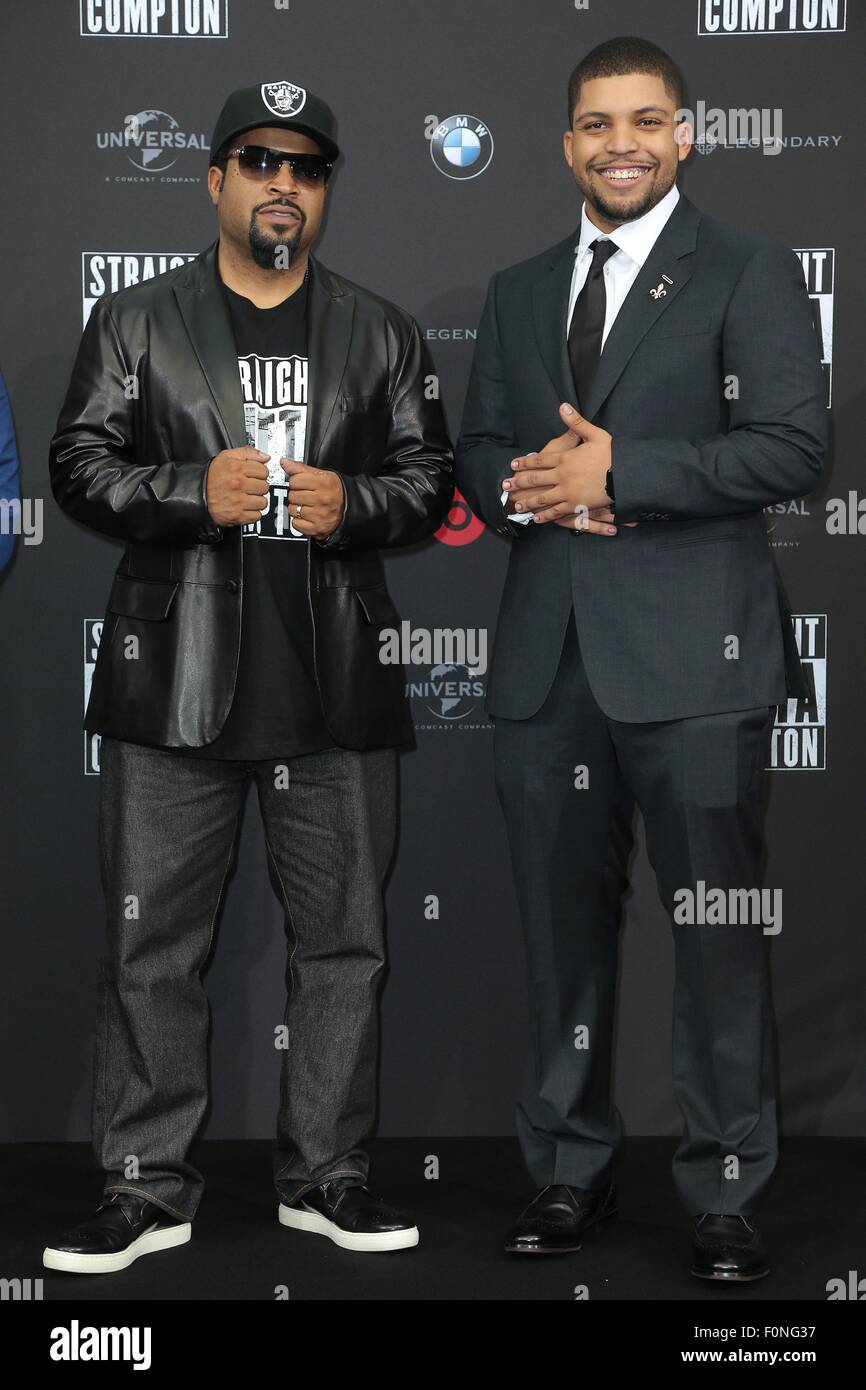 Berlin, Deutschland. 18. August 2015. Rapper Ice Cube und sein Sohn, Schauspieler O'Shea Jackson Jr. bei der Premiere von "STRAIGHT OUTTA COMPTON" in Berlin. Bildnachweis: Dpa picture Alliance/Alamy Live News Stockfoto
