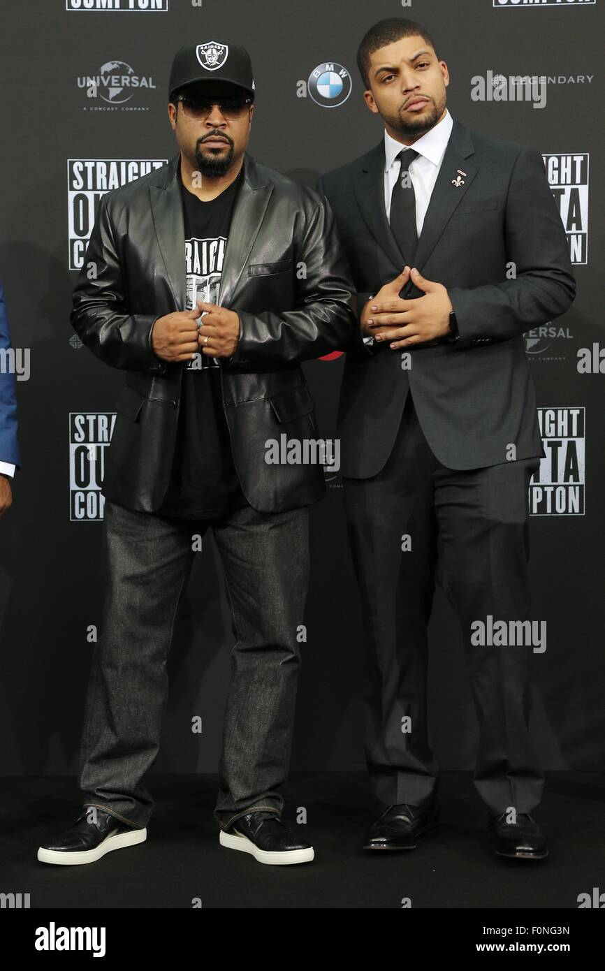 Berlin, Deutschland. 18. August 2015. Rapper Ice Cube und sein Sohn, Schauspieler O'Shea Jackson Jr. bei der Premiere von "STRAIGHT OUTTA COMPTON" in Berlin. Bildnachweis: Dpa picture Alliance/Alamy Live News Stockfoto