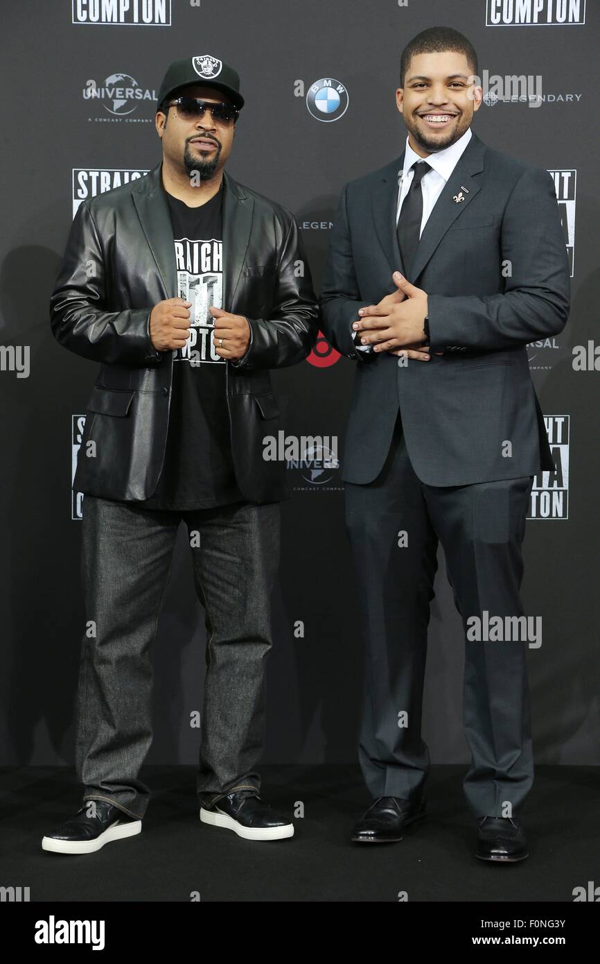 Berlin, Deutschland. 18. August 2015. Rapper Ice Cube und sein Sohn, Schauspieler O'Shea Jackson Jr. bei der Premiere von "STRAIGHT OUTTA COMPTON" in Berlin. Bildnachweis: Dpa picture Alliance/Alamy Live News Stockfoto