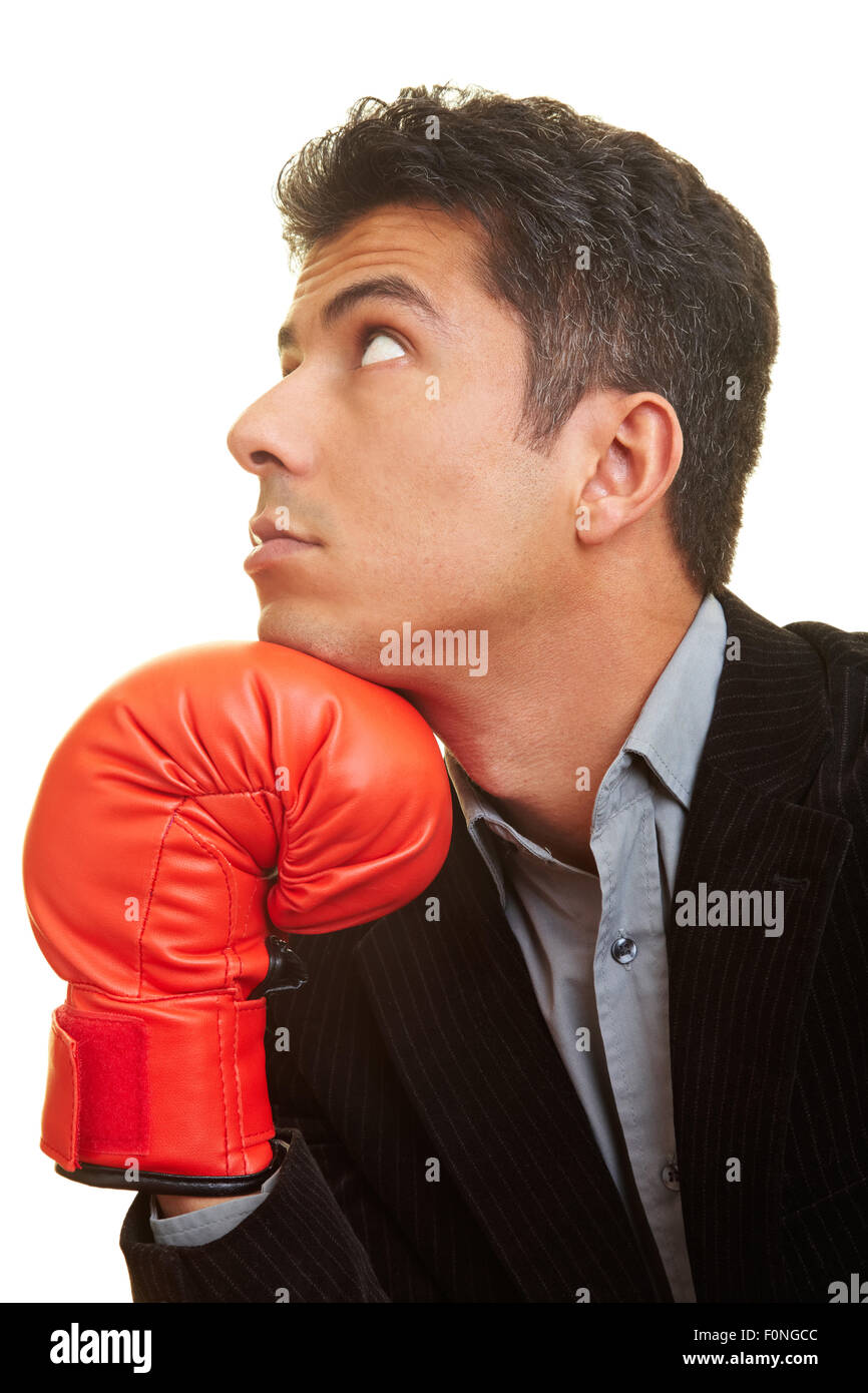 Business-Mann mit roten Boxhandschuhe denken Stockfoto