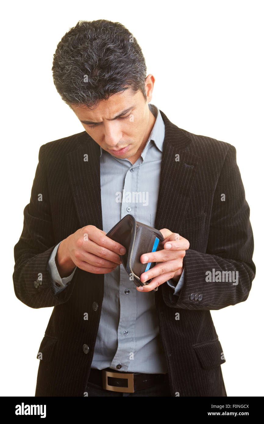 Geschäftsmann sucht in seiner leeren Brieftasche Stockfoto