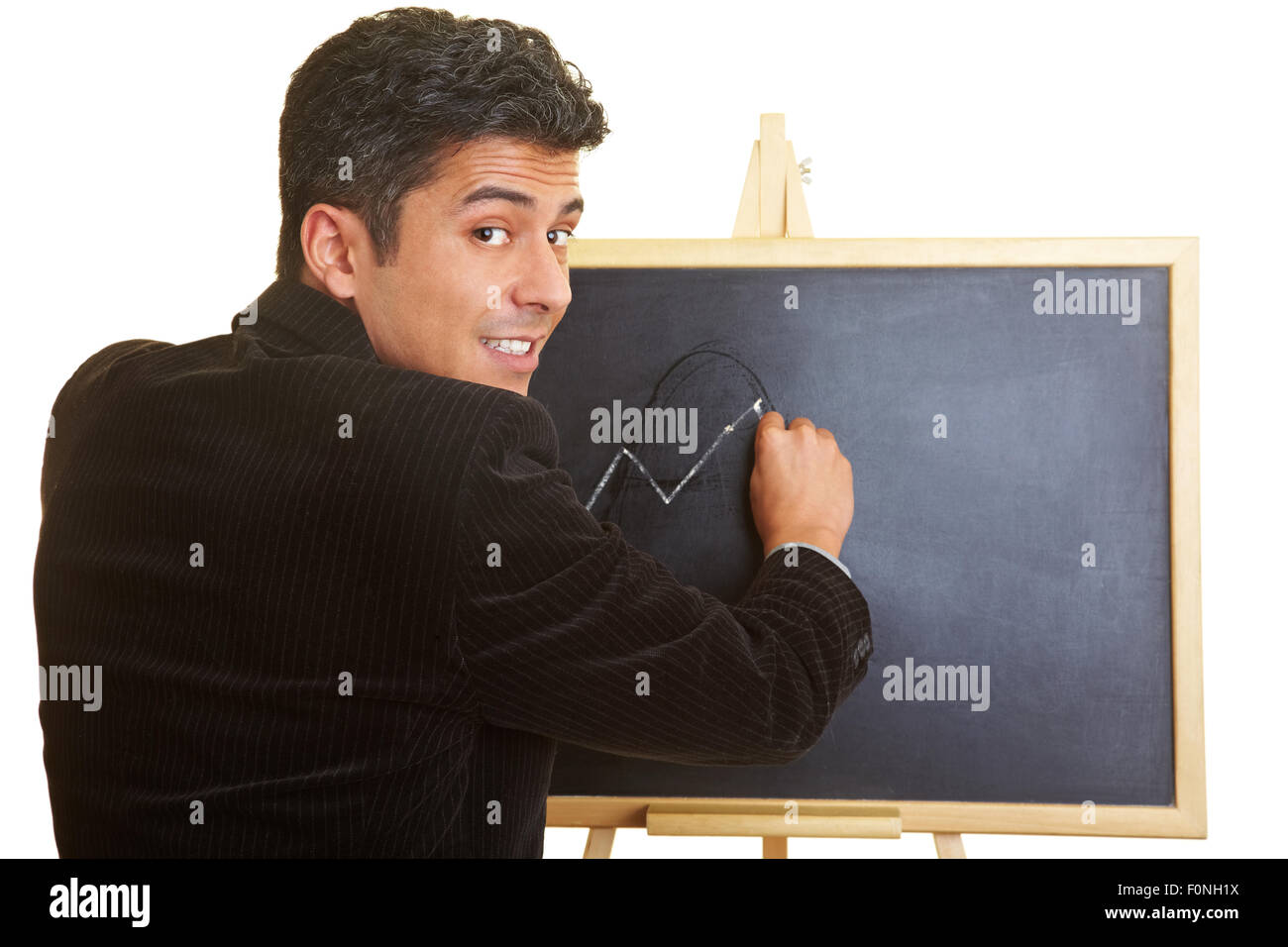 Lehrer zeigt ein Diagramm auf einer Kreidetafel Stockfoto