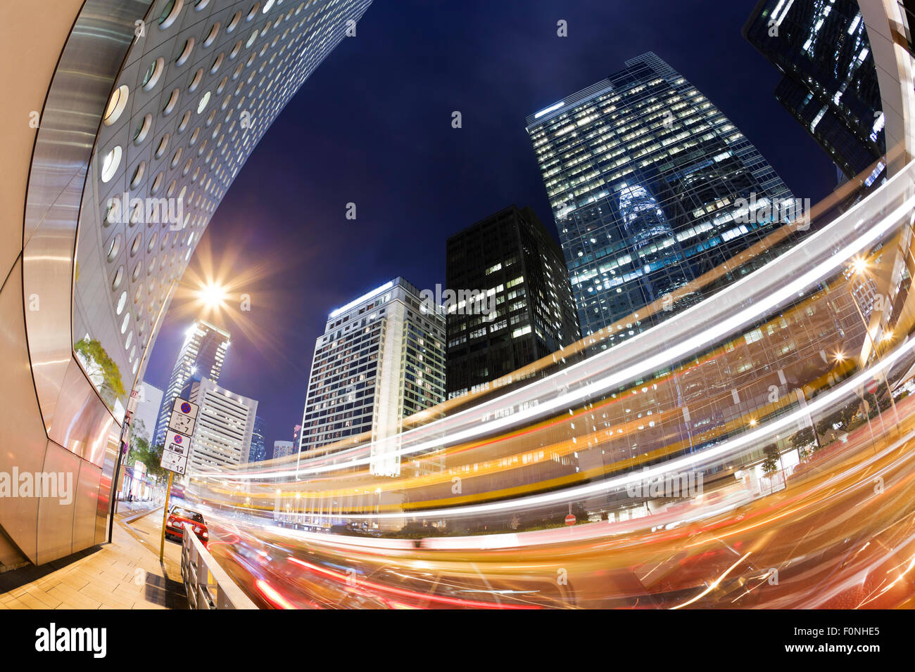 Hong Kong bei Nacht mit Verkehr trails Stockfoto