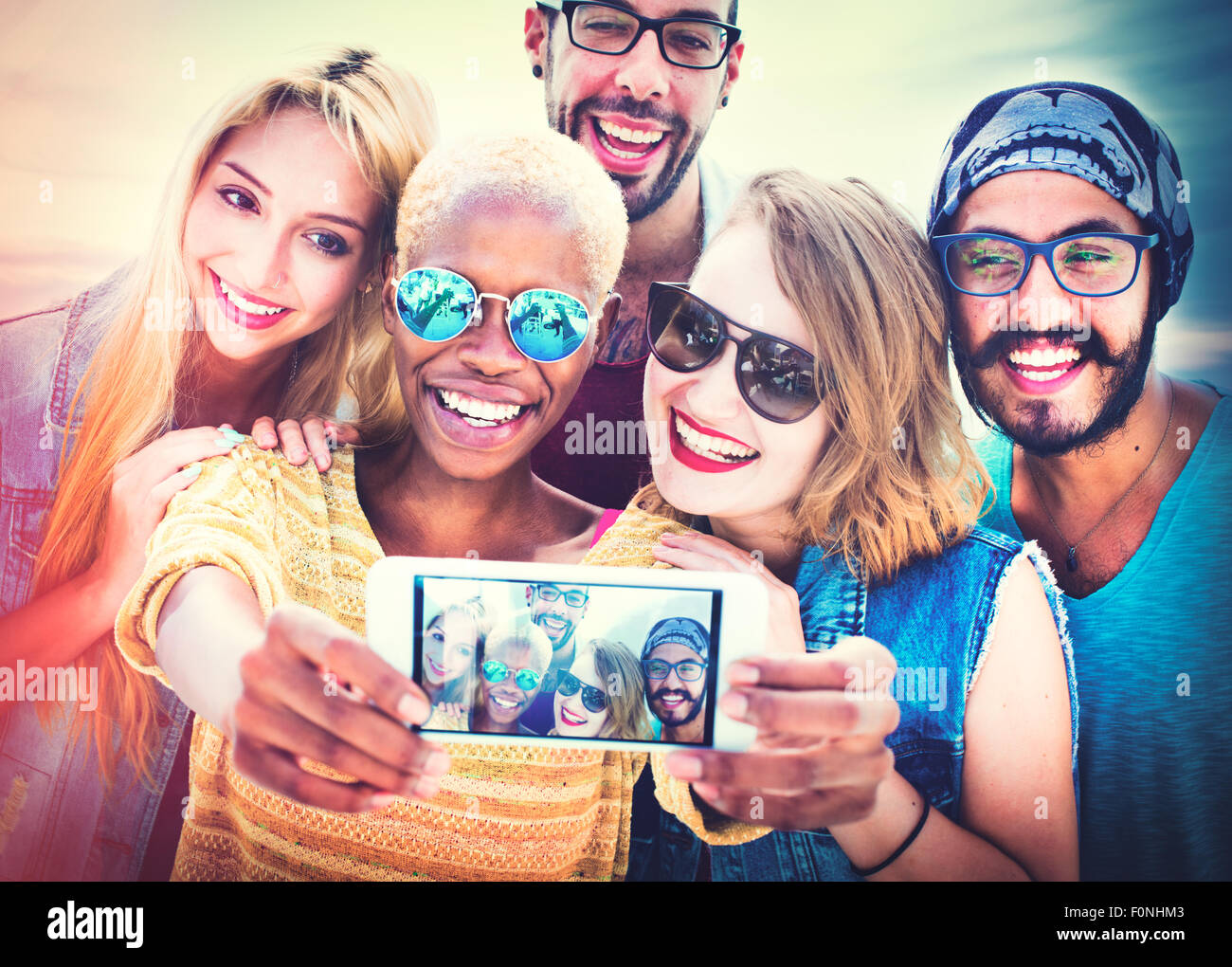 Diverse Freunde Sommerspaß Selfie Concept Bonden Stockfoto