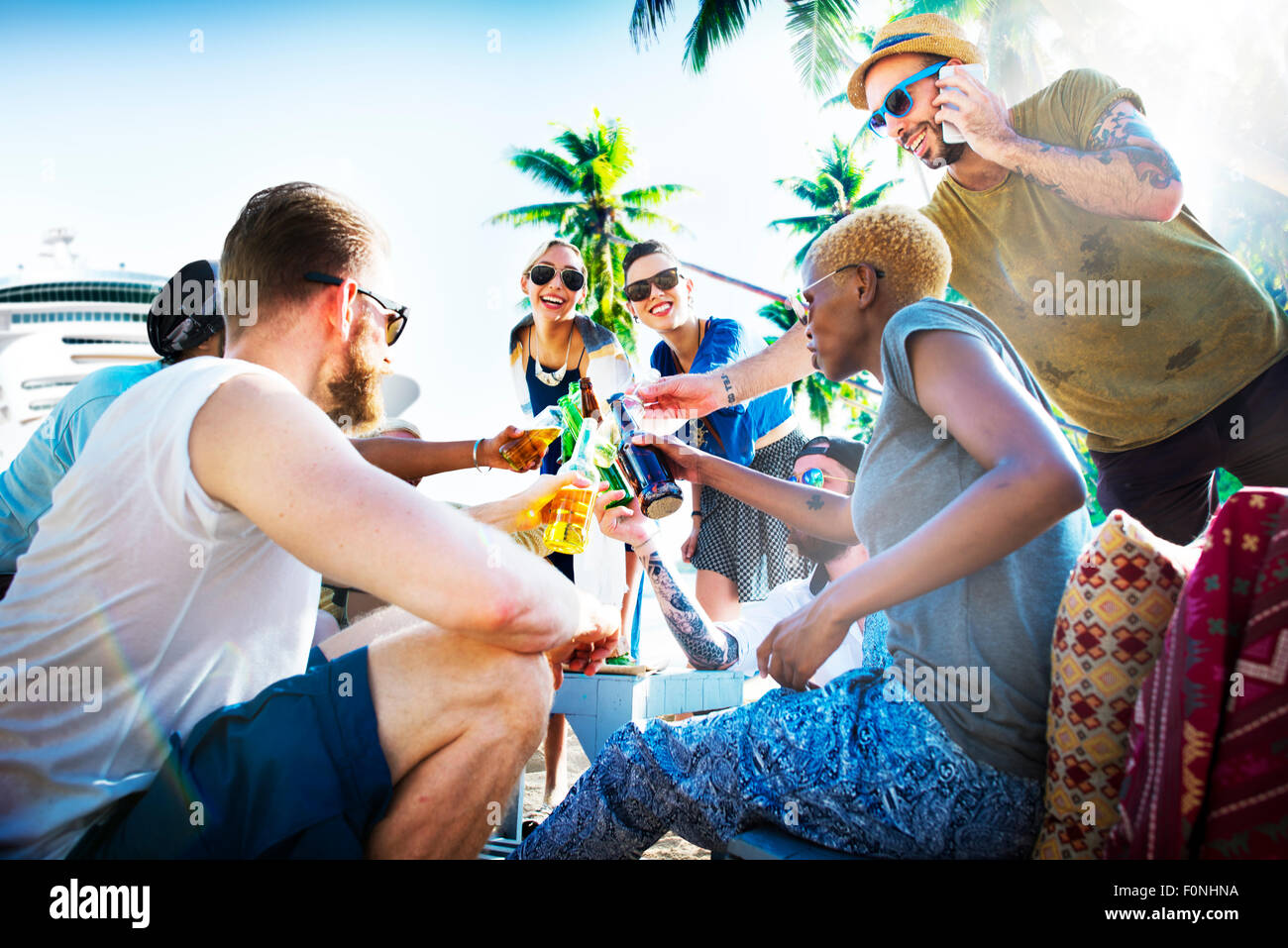 Freunde Sommer Beach Party Cheers Konzept Stockfoto